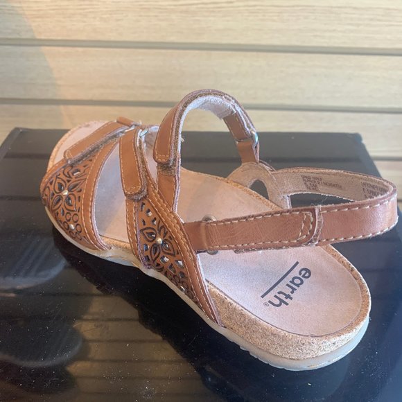 SANDALS! - Picture 3 of 5